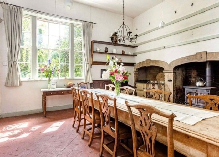11. Kitchen With Table