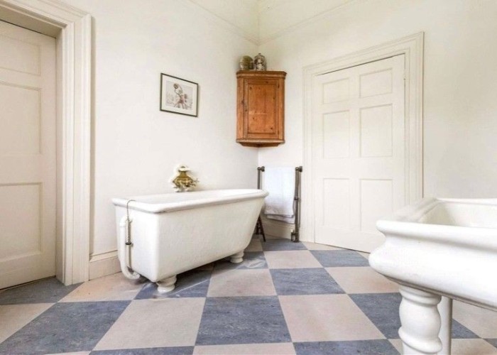32. Bathroom (Roll Top)