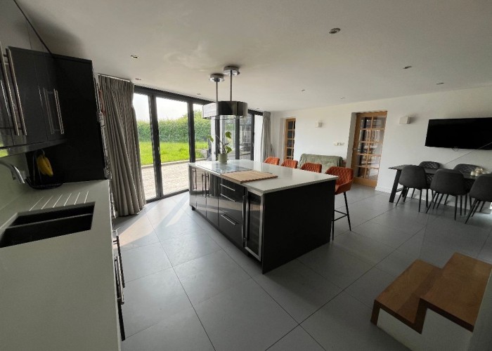 9. Kitchen (With Island), Kitchen (Coloured units), Kitchen (Modern), Kitchen With Table, Kitchen (Electric/Induction Hob)