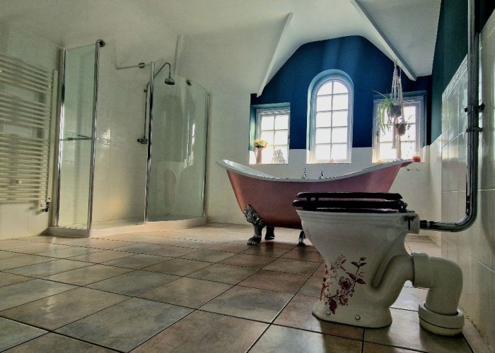 27. Bathroom (Large), Bathroom (Roll Top), Bathroom (Shower and bath)