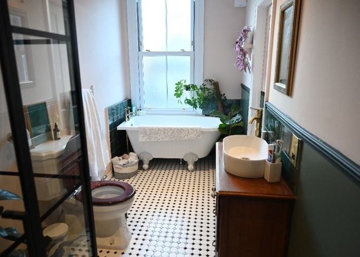23. Bathroom (Shower and bath)