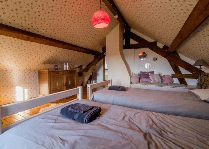 17. Bedroom (Twin Beds)