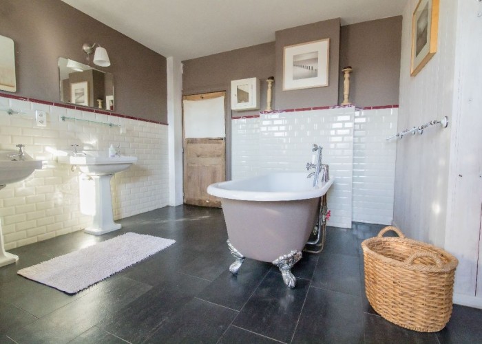 15. Bathroom, Bathroom (Large), Bathroom (Roll Top)