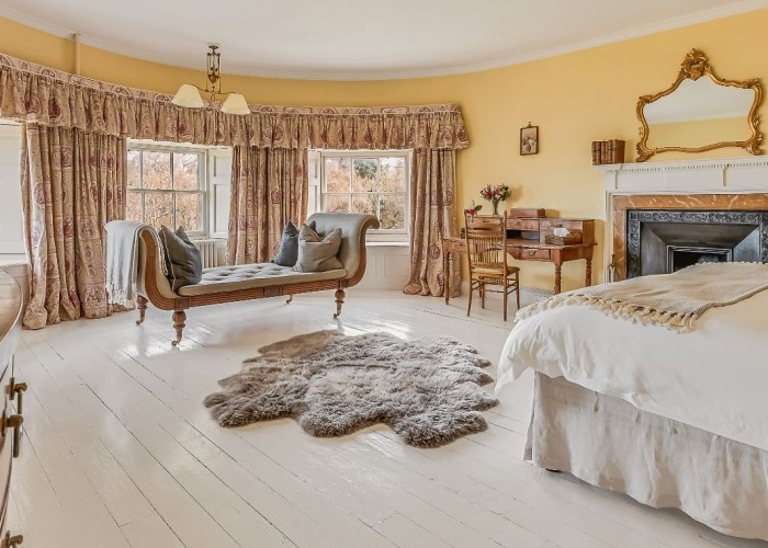 18. Bedroom (Master/En-Suite)