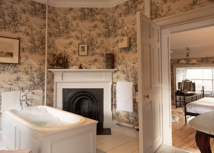 19. Fireplace, Bathroom (Large), Bathroom (Roll Top)