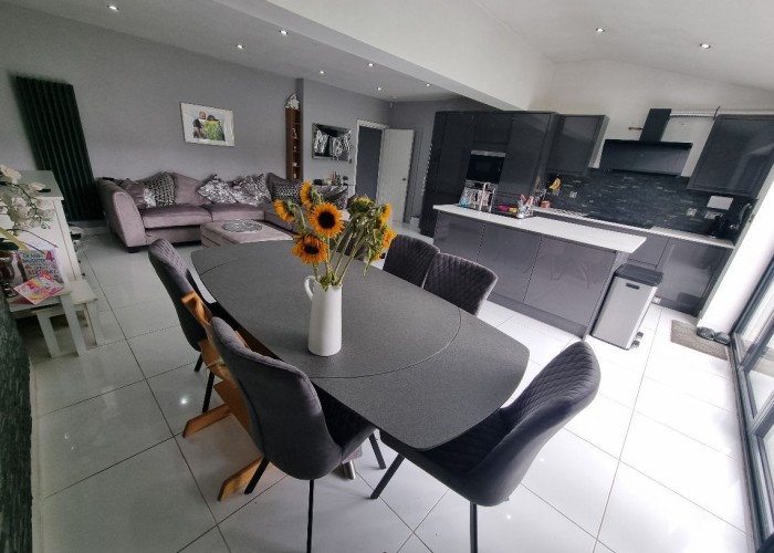 4. Kitchen (With Island), Kitchen (Coloured units), Kitchen (Modern), Kitchen With Table, Kitchen (Electric/Induction Hob)