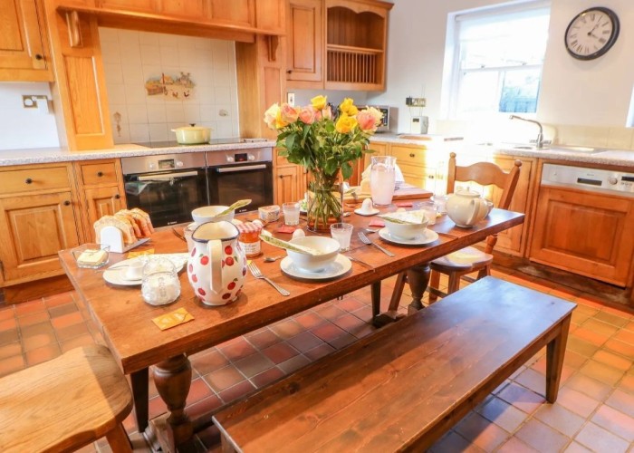 17. Kitchen (Wooden Units), Kitchen With Table, Kitchen (Electric/Induction Hob)