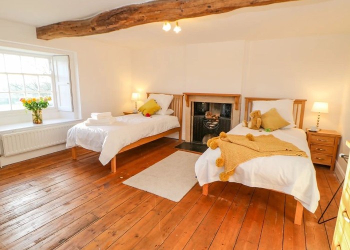 23. Bedroom (Twin Beds)