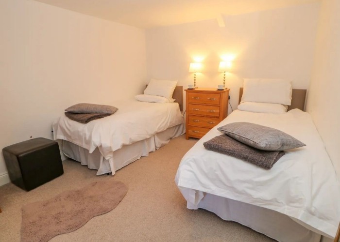 25. Bedroom (Twin Beds)