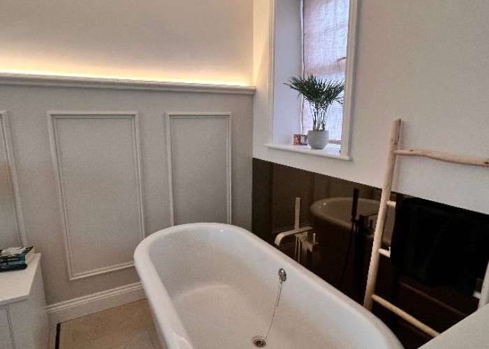 22. Bathroom, Bathroom (Roll Top)