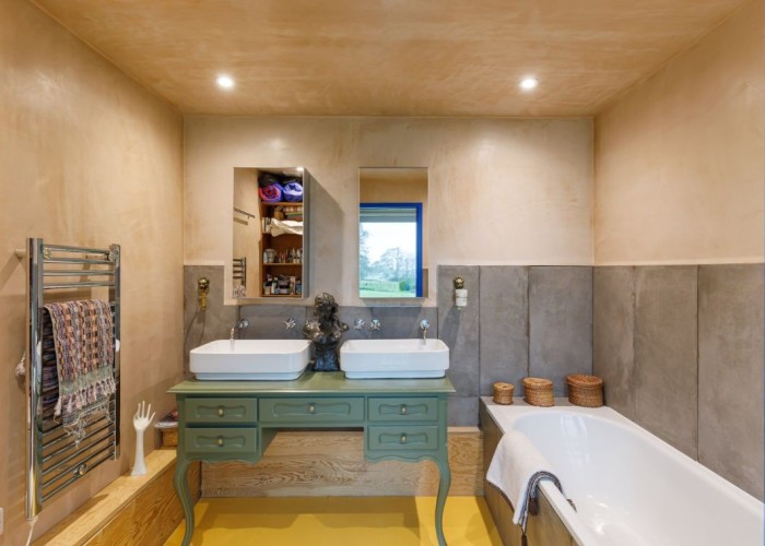 10. Bathroom (2 sinks)