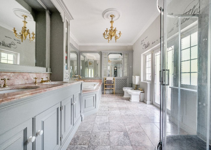 17. Bathroom, Bedroom (Master/En-Suite), Bathroom (Large), Bathroom (Shower and bath)