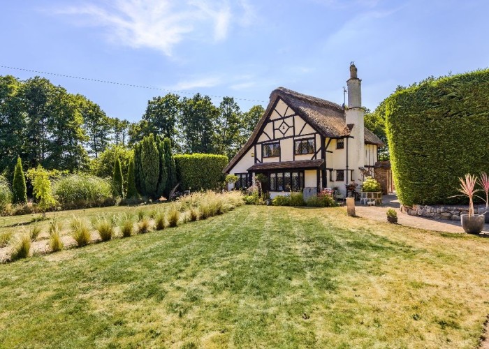 Stunning 16th Century Thatched Cottage For Filming