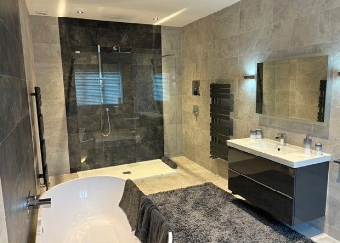 25. Bathroom (Roll Top), Bathroom (Shower and bath)