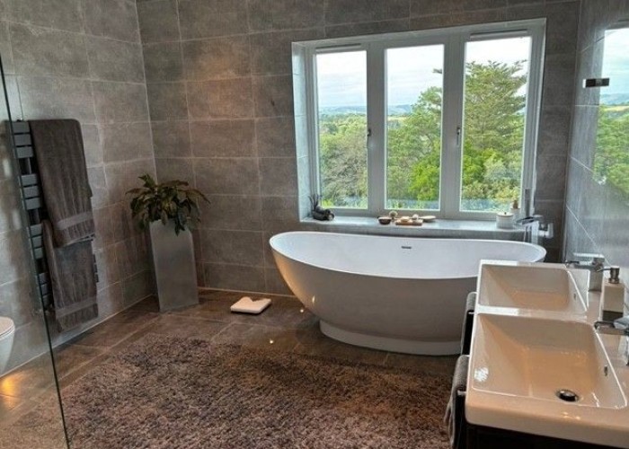 28. Bathroom (Roll Top)