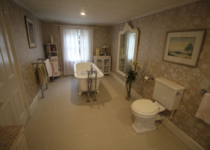 41. Bathroom (Large), Bathroom (Roll Top)