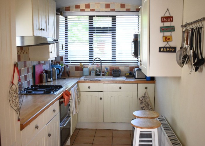 4. Kitchen (Cream or White units), Kitchen (Gas Hob)