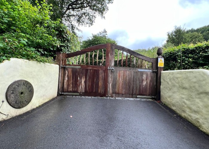 2. Driveway, Gate, Coronavirus-Friendly