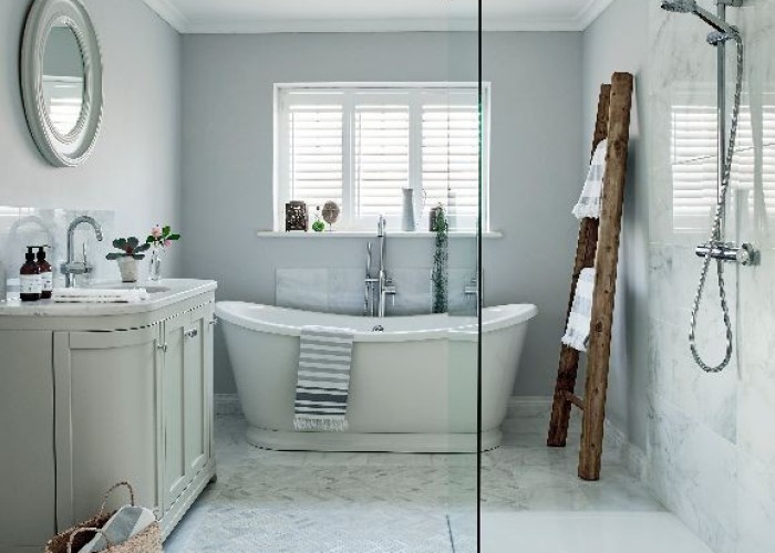 16. Bathroom (Roll Top), Bathroom (Shower and bath)