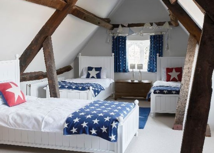 18. Bedroom (Twin Beds)