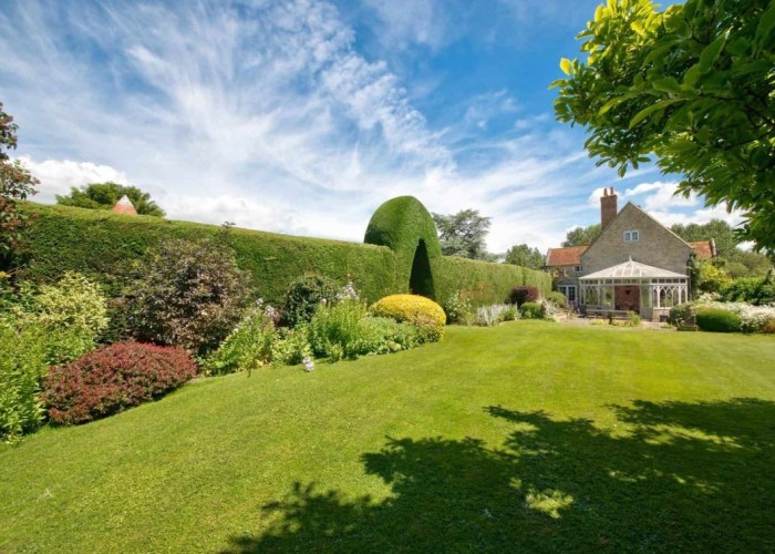 28. Garden (Rear, Large)