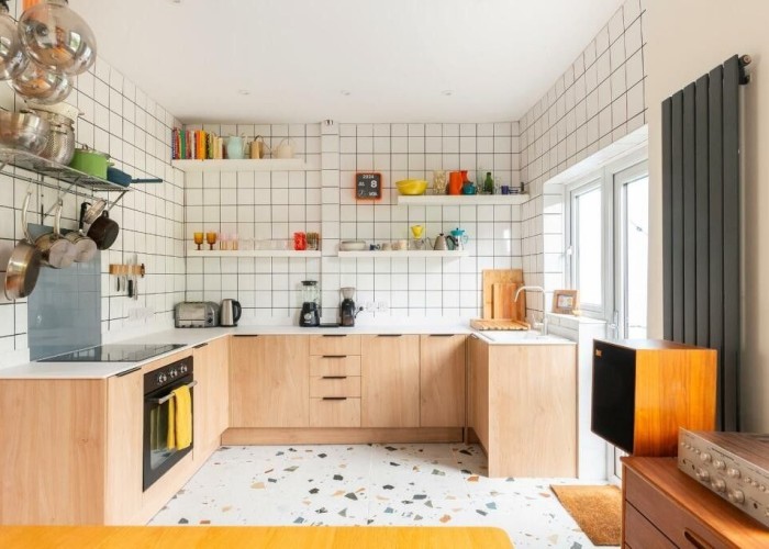 2. Kitchen (Wooden Units), Kitchen (Modern), Kitchen With Table, Kitchen (Electric/Induction Hob)