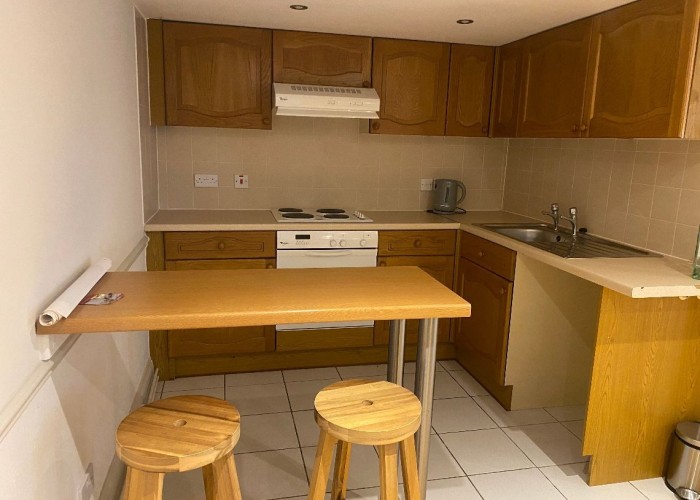 27. Kitchen (Wooden Units), Kitchen (2 Kitchens), Kitchen (Gas Hob)