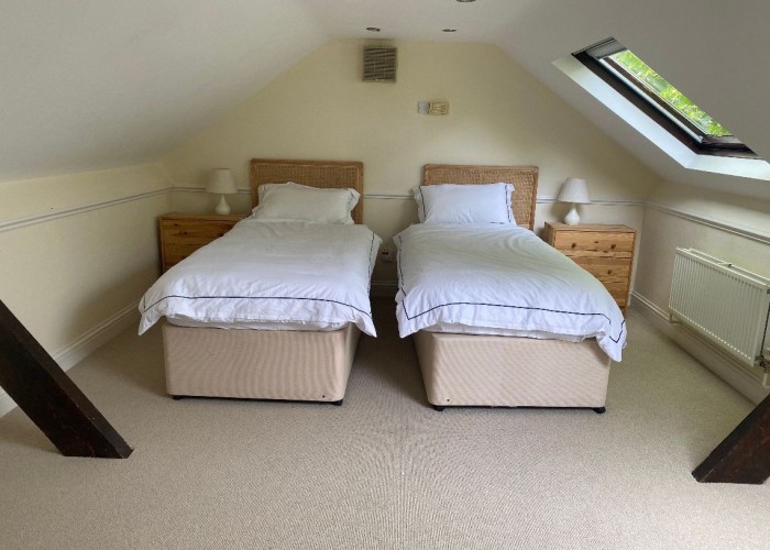 28. Bedroom (Twin Beds)