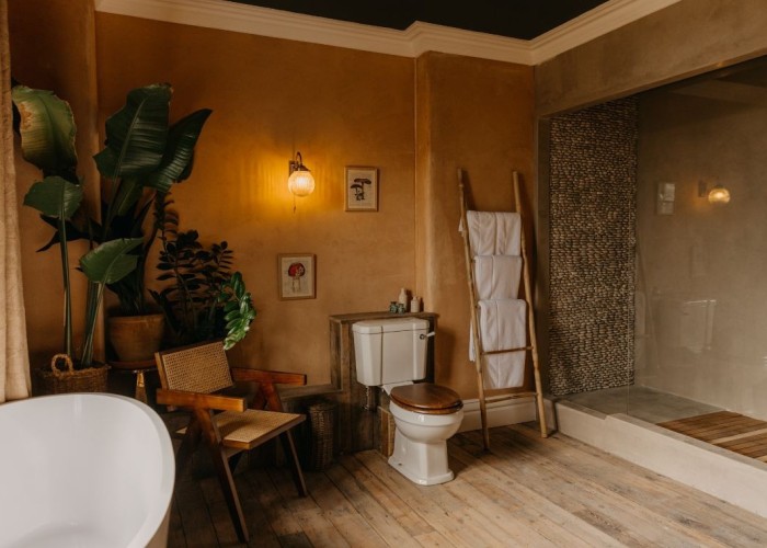 16. Bathroom (Large), Bathroom (Roll Top), Bathroom (Shower and bath)