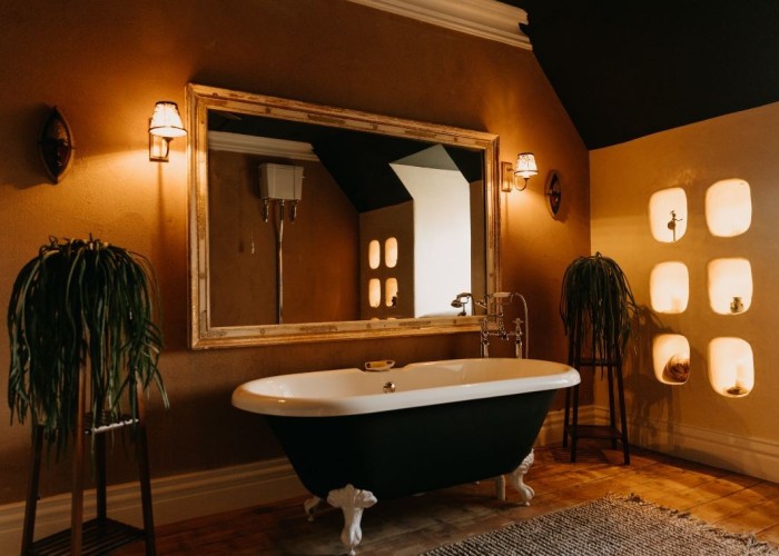 19. Bathroom (Roll Top)