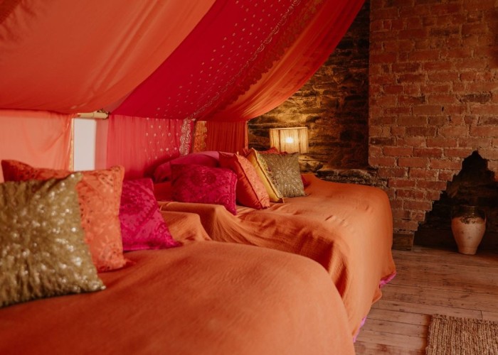 21. Bedroom (Twin Beds)