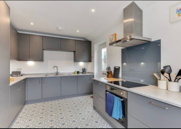 17. Kitchen (Coloured units), Kitchen (Modern), Kitchen (2 Kitchens), Kitchen (Electric/Induction Hob)