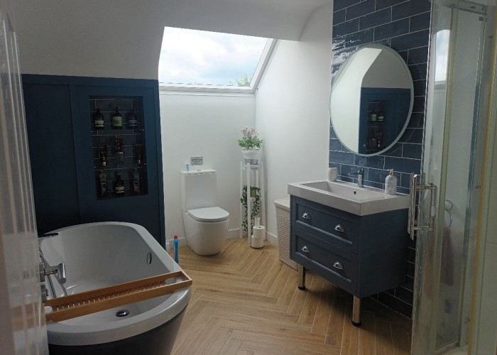 22. Bathroom (Roll Top), Bathroom (Shower and bath)
