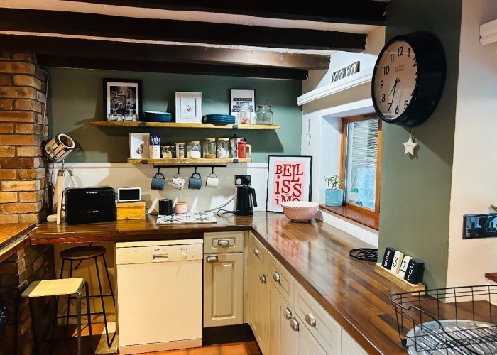 5. Kitchen (Coloured units)
