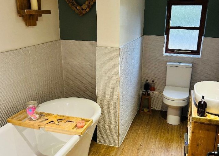 22. Bathroom (Roll Top)
