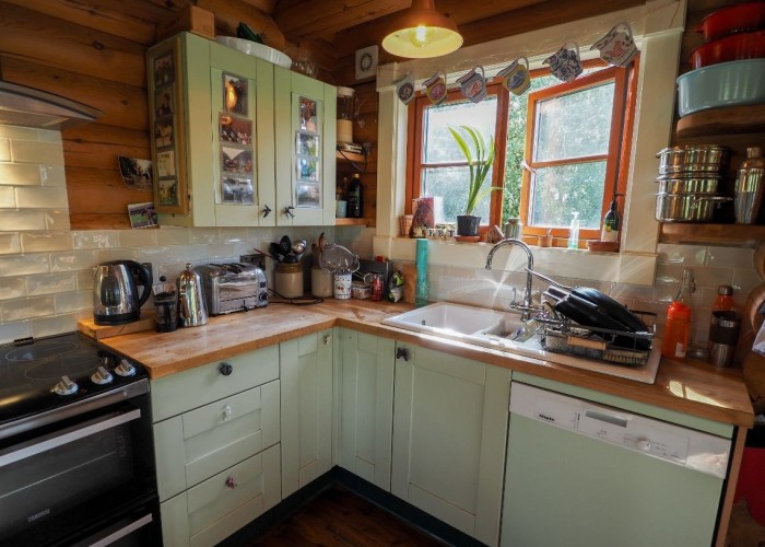 17. Kitchen (Cream or White units), Kitchen (Gas Hob)