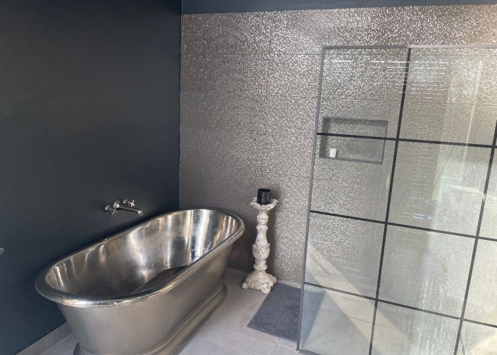 19. Bathroom (Roll Top)