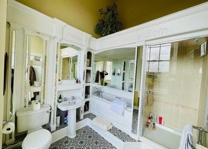 18. Bathroom (Shower and bath)