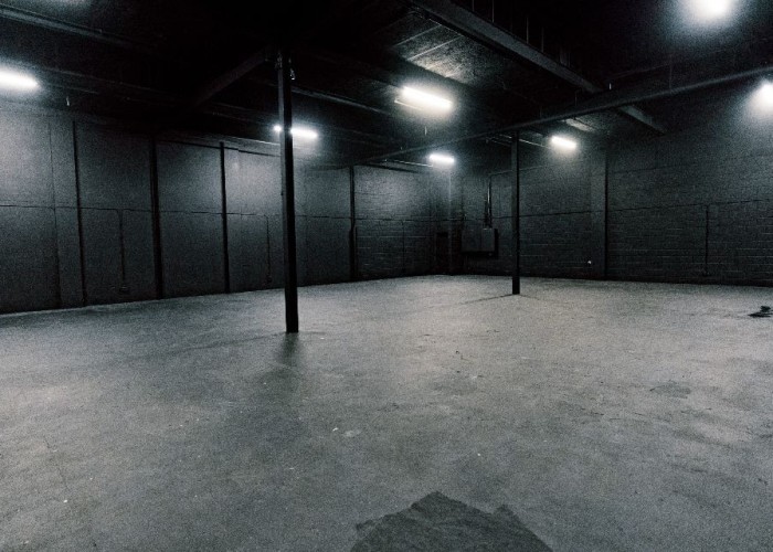 4500 Sq Ft Black Out Studio For Filming