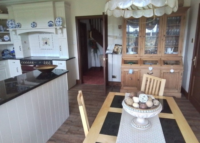 12. Kitchen With Table