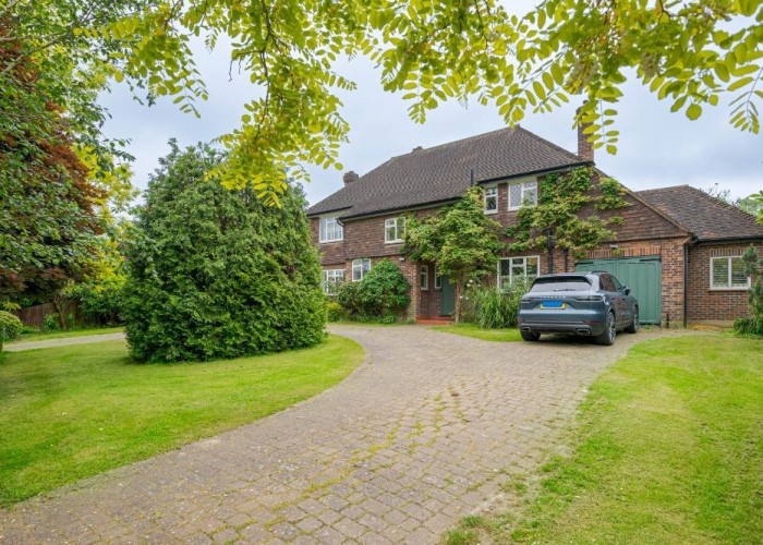 Large House With Swimming Pool For Filming