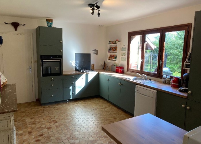 5. Kitchen (Coloured units)