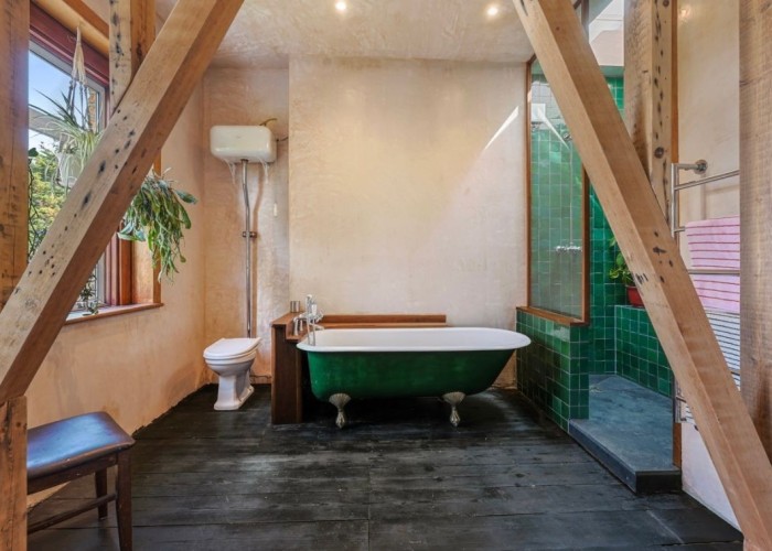 17. Bathroom (Large), Bathroom (Roll Top), Bathroom (Shower and bath), Colourful