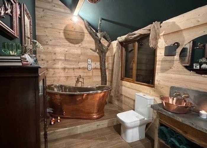 11. Bathroom (Roll Top), Bathroom (Copper Bath)