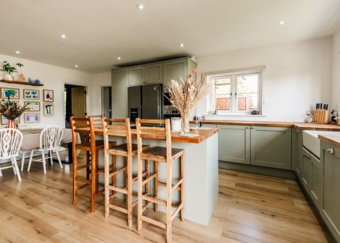 7. Kitchen (With Island), Kitchen (Coloured units)