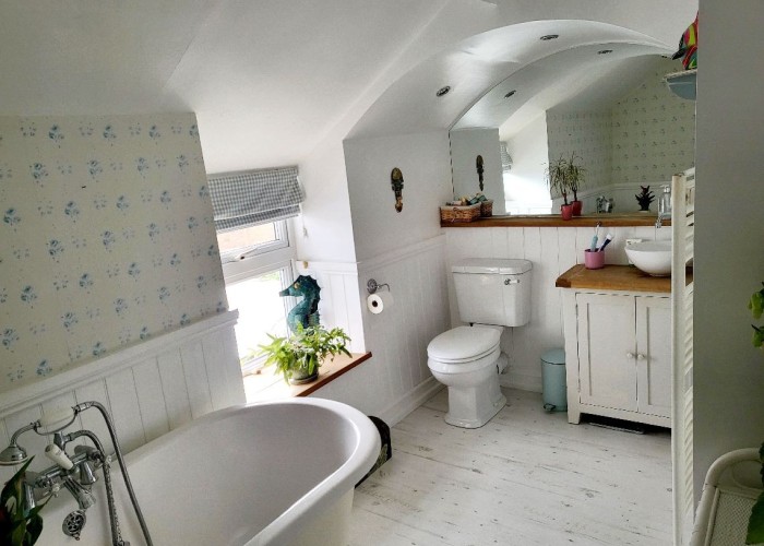 12. Bathroom (Roll Top)