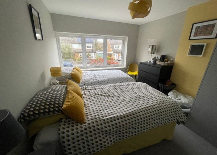 8. Bedroom (Twin Beds)