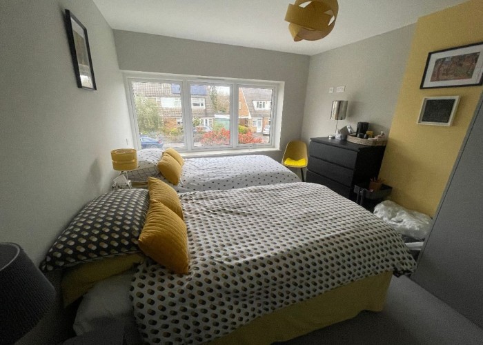 14. Bedroom (Twin Beds)