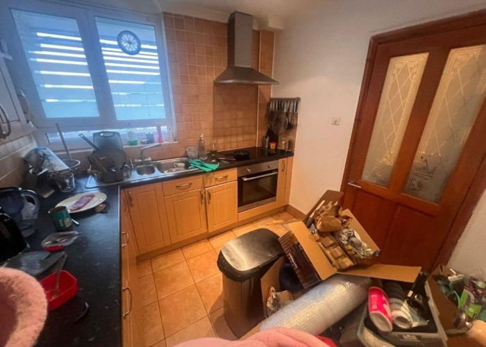 5. Kitchen (Wooden Units), Kitchen (Electric/Induction Hob)