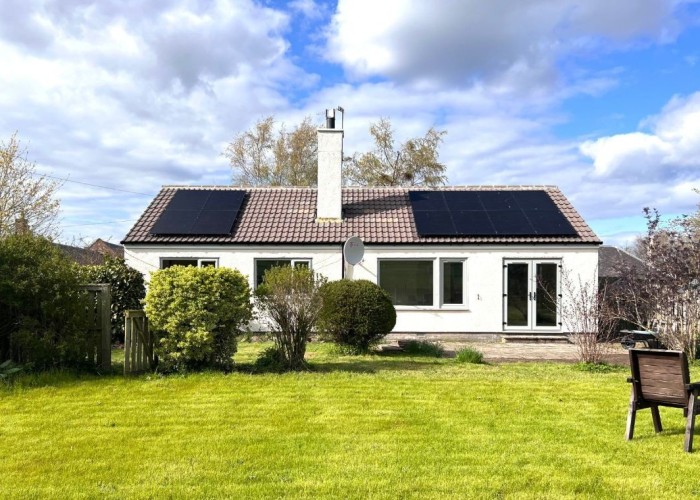 One Level Cottage With Private Front And Back Garden For Filming